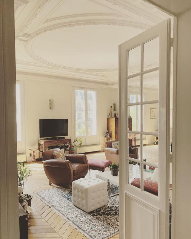 Salon d’un appartement haussmannien de 160 m2 situé dans le 17ème à Paris.