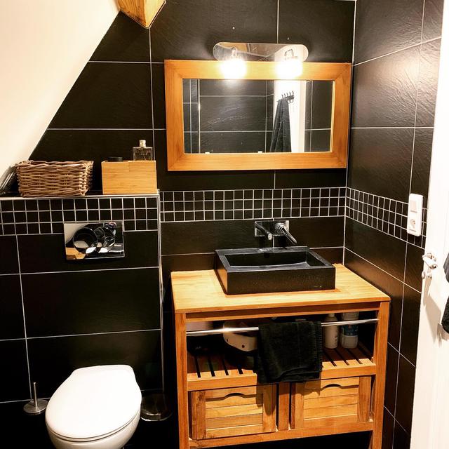 Salle de bain mansardée avec douche à l’italienne.