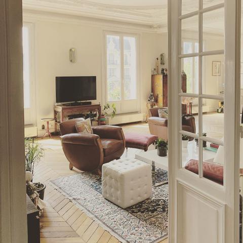 Salon d’un appartement haussmannien de 160 m2 situé dans le 17ème à Paris.