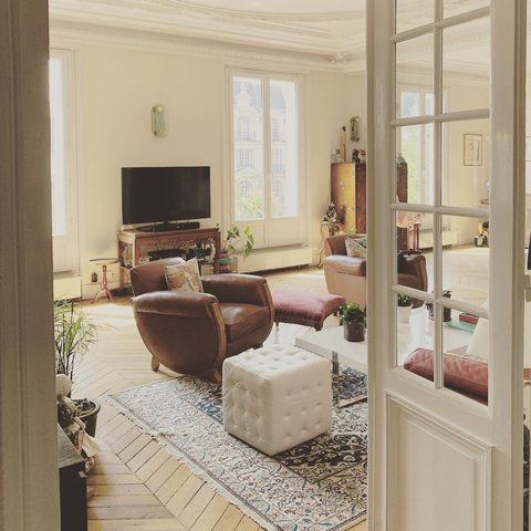 Salon d’un appartement haussmannien de 160 m2 situé dans le 17ème à Paris.