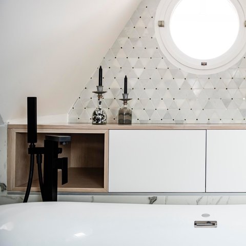 Pour continuer la visite de cette superbe suite parentale, voici le avant-après de la salle de bain.