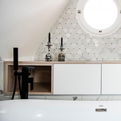 Pour continuer la visite de cette superbe suite parentale, voici le avant-après de la salle de bain.