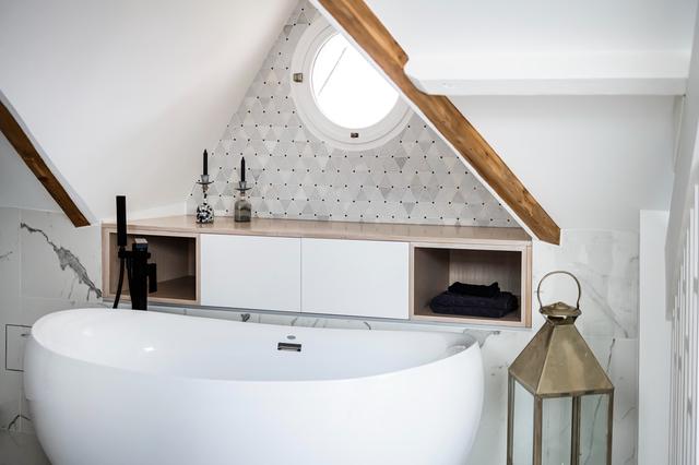 Pour continuer la visite de cette superbe suite parentale, voici le avant-après de la salle de bain.