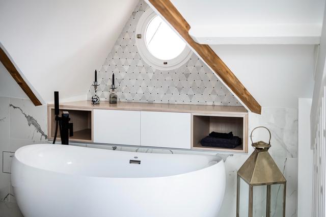 Pour continuer la visite de cette superbe suite parentale, voici le avant-après de la salle de bain.