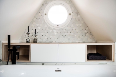 Pour continuer la visite de cette superbe suite parentale, voici le avant-après de la salle de bain.