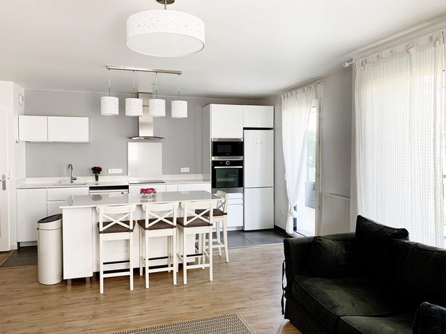 Cuisine blanche ouverte sur le séjour pour plus de luminosité. Cuisine blanche ouverte sur le séjour pour plus de luminosité.