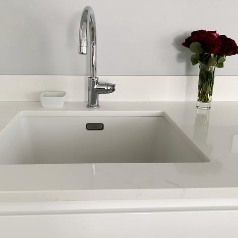 Le robinet Grohe et l’évier Franke s’harmonisent avec le reste de la cuisine.