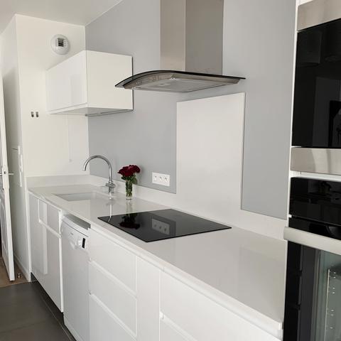 Le carrelage gris anthracite fait ressortir le mobilier blanc.