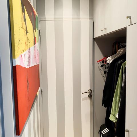 Dressing sur mesure caché dans l’entrée