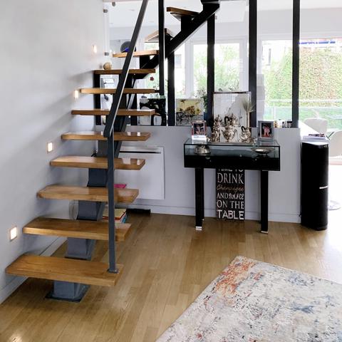 L’escalier est devenu un élément architectural de l’appartement