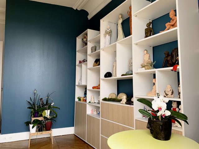 Les murs peints en bleu canard font ressortir la bibliiothèque sur mesure Les murs peints en bleu canard font ressortir la bibliiothèque sur mesure