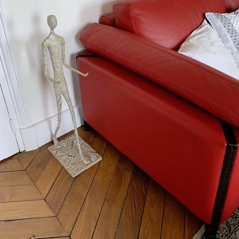 Détail canapé rouge Roche Bobois