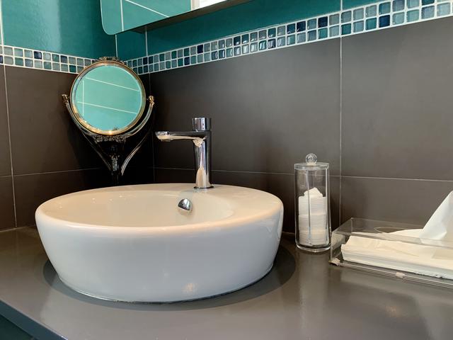 Meuble vasque peint en gris réalisé sur mesure pour plus de rangements Meuble vasque peint en gris réalisé sur mesure pour plus de rangements