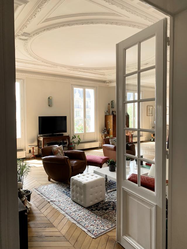Séjour lumineux avec moulures et parquet en point de Hongrie Séjour lumineux avec moulures et parquet en point de Hongrie