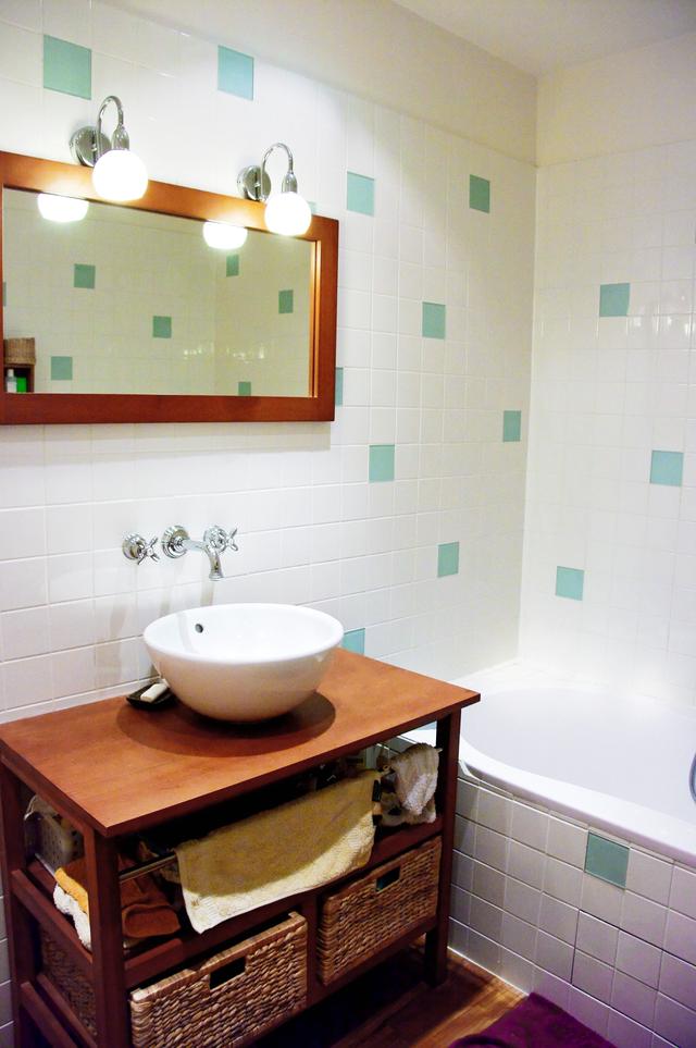 Salle de bain avec baignoire et meuble vasque en bois exotique