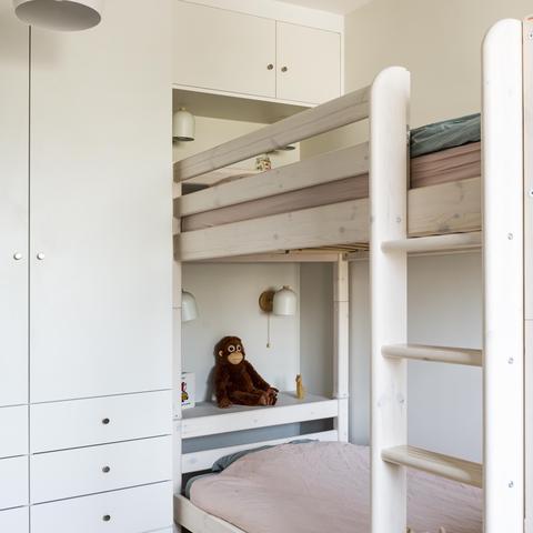 Chambre enfants avec lit superposé et dressing sur mesure.