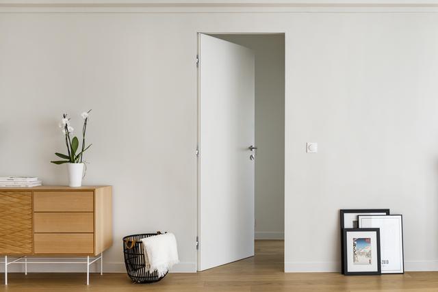Salon avec la porte menant au coin nuit. Salon avec la porte menant au coin nuit.
