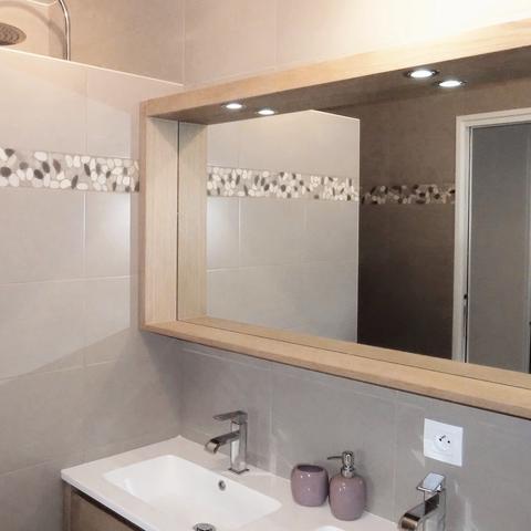 Salle de douche avec meuble double vasque en bois pour plus de fonctionnalité