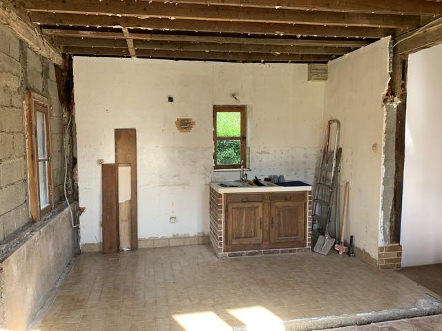 Après démolition de la cuisine, tout a été mmis a nu.