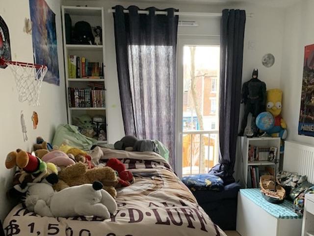 Avant, la chambre enfant manquant de rangements.