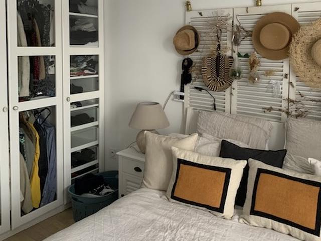 Avant, la chambre parentale toute blanche avec tête de lit et dressing chargés.