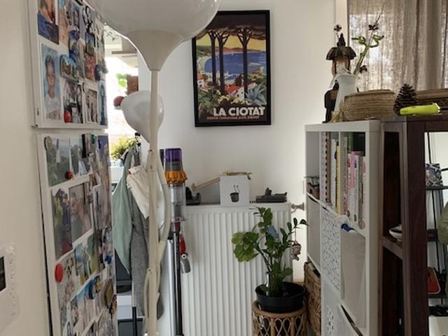 Avant, l&rsquo;entrée encombrée.