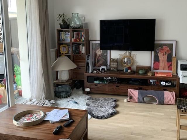 Avant, le salon encombré avec du mobilier sombre et imposant. Avant, le salon encombré avec du mobilier sombre et imposant.