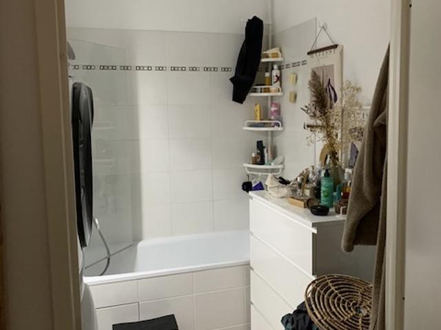 Avant, la salle de bain peu chargée et fonctionnelle. Avant, la salle de bain peu chargée et fonctionnelle.