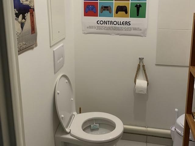 Avant, les wc posés devant la porte sans rangements