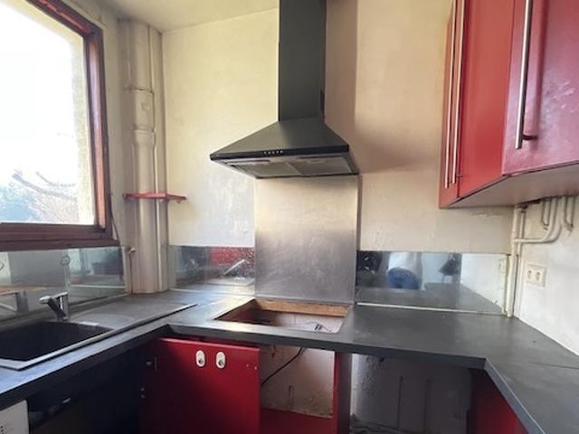 Avant, la cuisine dans son jus qui manque de fonctionnalité. Avant, la cuisine dans son jus qui manque de fonctionnalité.
