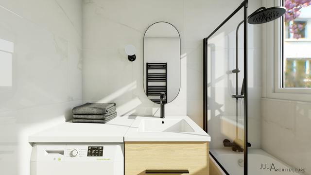 La salle de bain avec baignoire est plus lumineuse et fonctionnelle.