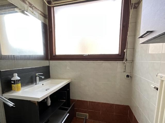 Avant, la salle de bain dans son jus. Avant, la salle de bain dans son jus.