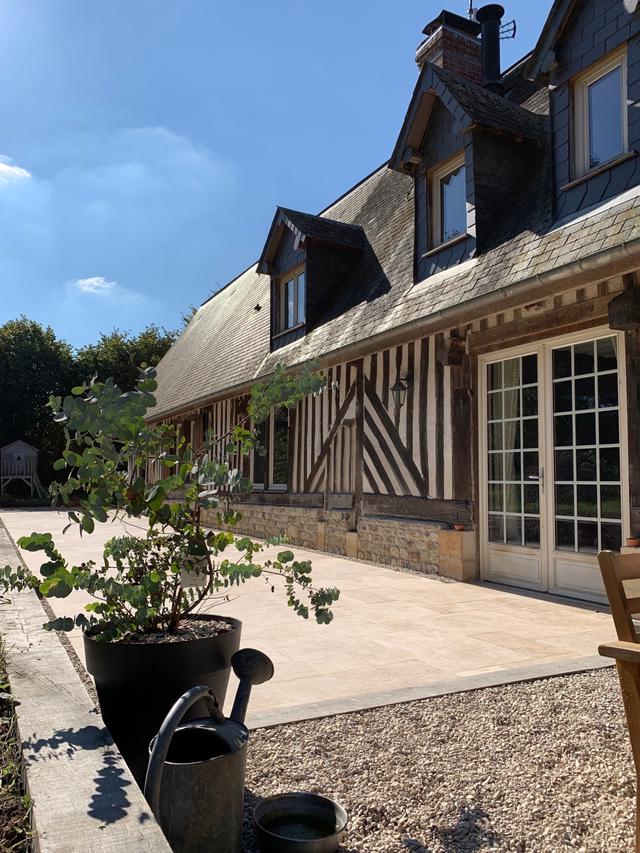 Terrasse réalisée en travertin.