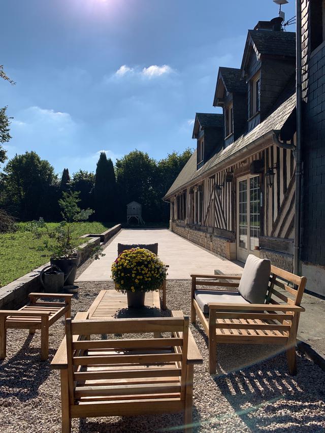 Terrasse réalisée en travertin.