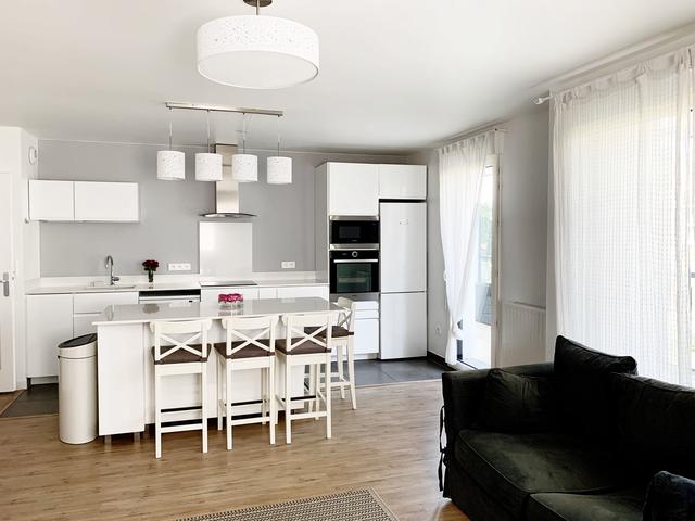 Cuisine blanche ouverte sur le séjour pour plus de luminosité. Cuisine blanche ouverte sur le séjour pour plus de luminosité.