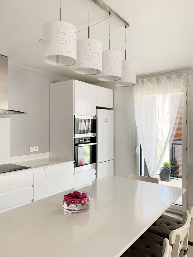 Les luminaires installés au-dessus de l&rsquo;îlot apportent design et élégance.