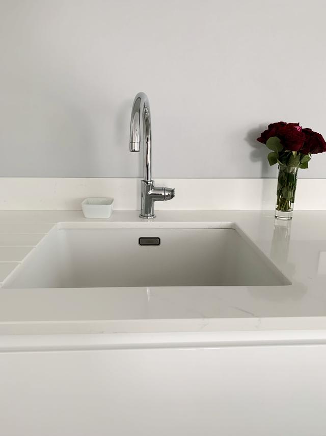 Le robinet Grohe et l’évier Franke s’harmonisent avec le reste de la cuisine.