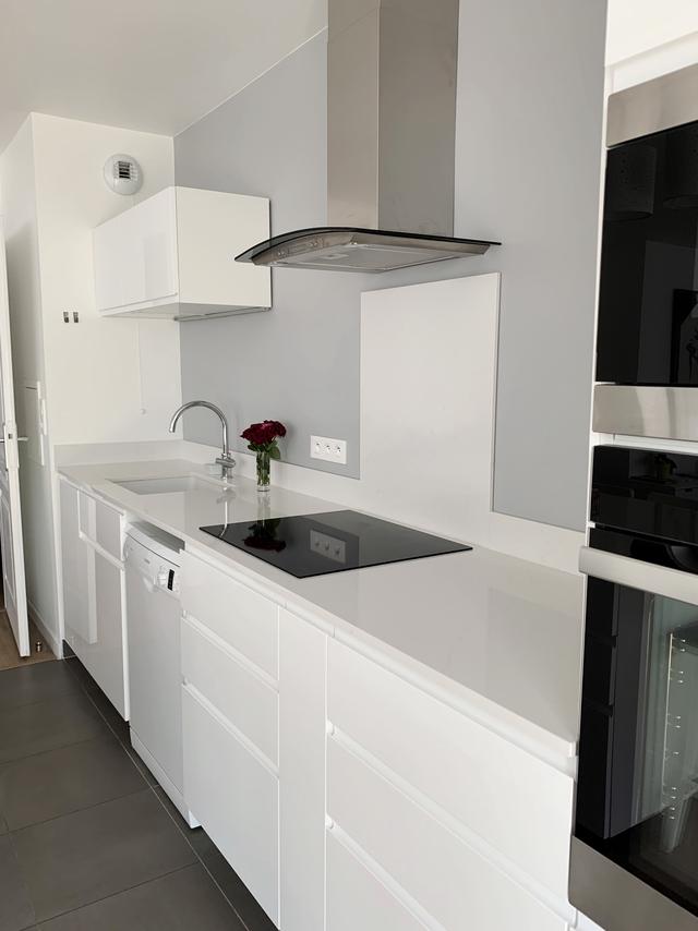 Le carrelage gris anthracite fait ressortir le mobilier blanc.