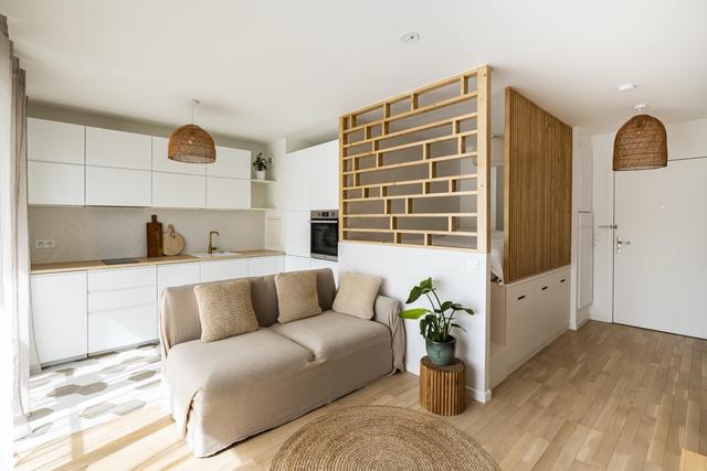 Rénovation de cette pièce de vie avec cuisine ouverte et lit surélevé avec claustras pour le coin nuit.