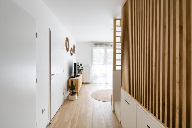 L’entrée de l’appartement est séparée par le claustra du coin-nuit. L’entrée de l’appartement est séparée par le claustra du coin-nuit.