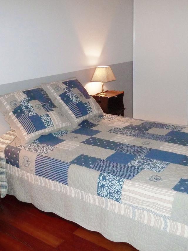 Chambre d&rsquo;amis avec luminaires contemporains pour recevoir sereinement