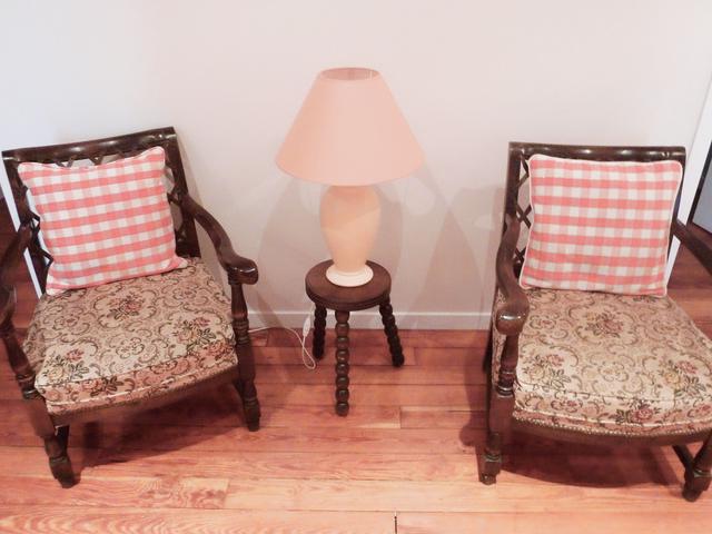 Fauteuils et tabouret vintage pour papoter gaiement