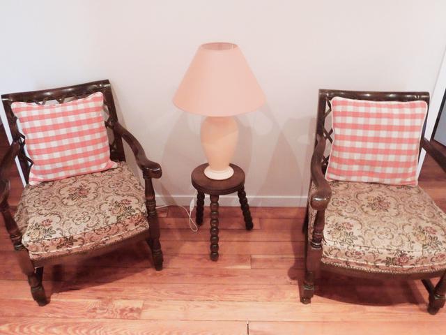 Fauteuils et tabouret vintage pour papoter gaiement