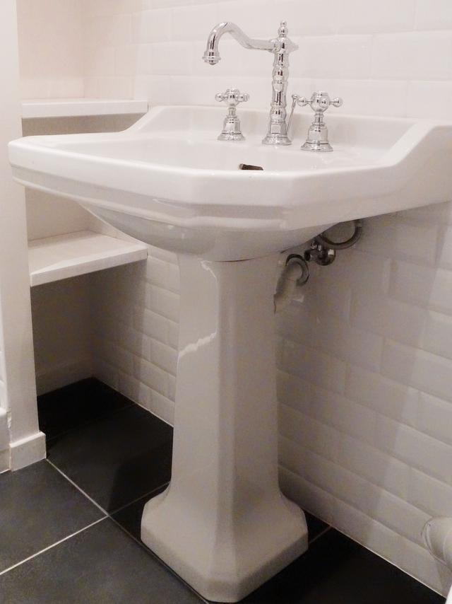 Lavabo et robinetterie rétro