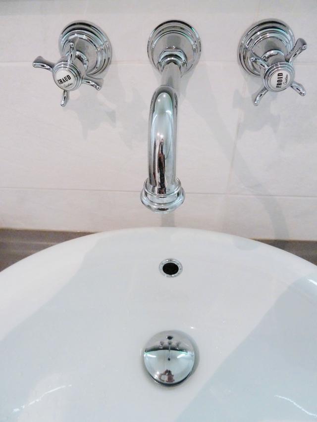 Accessoires de salle de bain comme des galets