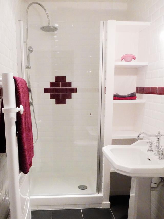 Salle de douche rétro avec carrelage métro