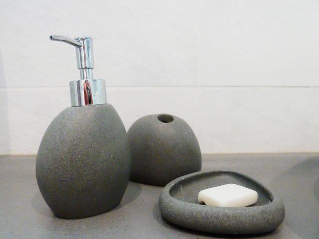 Accessoires de salle de bain comme des galets Accessoires de salle de bain comme des galets