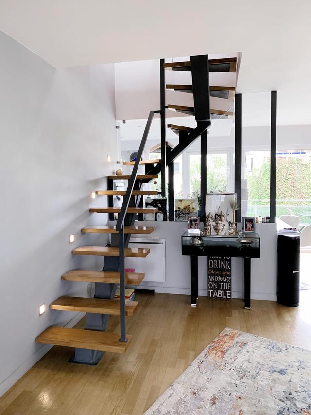 L’escalier est devenu un élément architectural de l’appartement