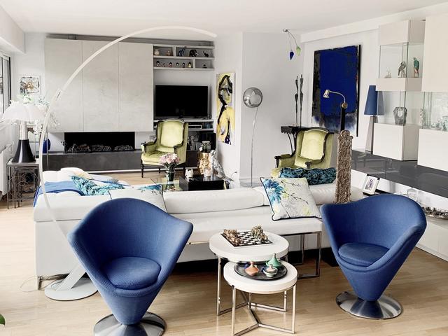Mobilier design et coloré pour un salon tendance