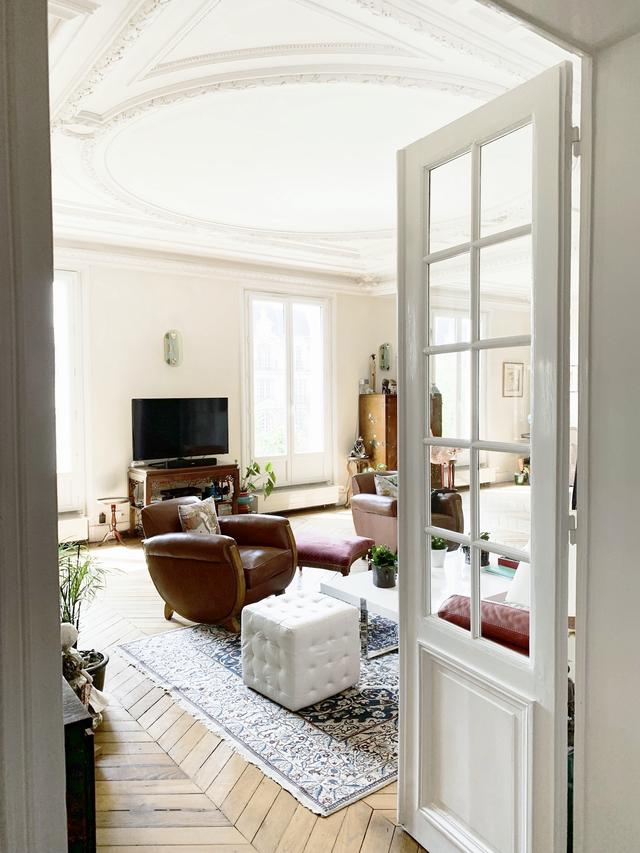 Séjour lumineux avec moulures et parquet en point de Hongrie